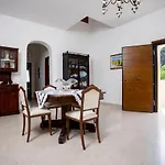 Fontana Villa *